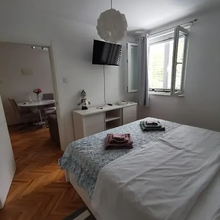 Centrally Located 1 Bedroom + Free Parking * Dubrovník