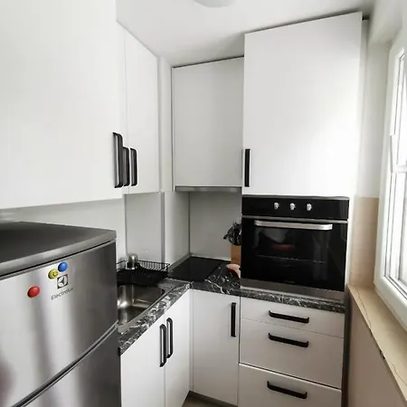 Apartment Centrally Located 1 Bedroom + Free Parking *