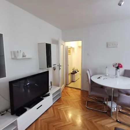 Apartment Centrally Located 1 Bedroom + Free Parking