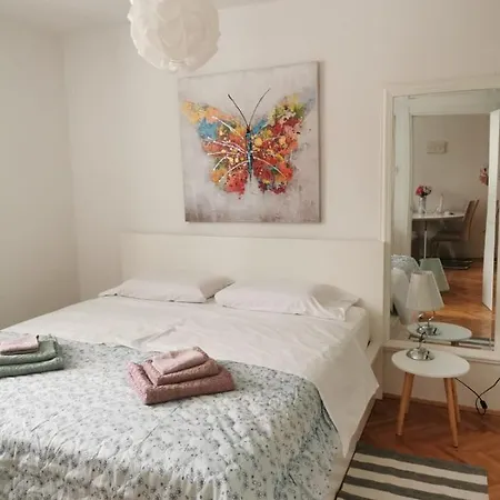 Centrally Located 1 Bedroom + Free Parking